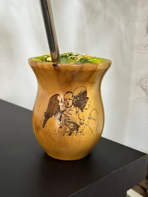 Cuia de Madeira Imbuia Personalizada com Gravação de Foto - Image 4