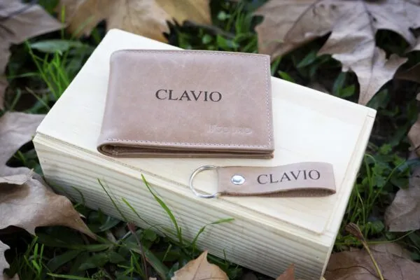 Carteira e chaveiro em corino/ personalizado (acompanha caixa de madeira para presentear)